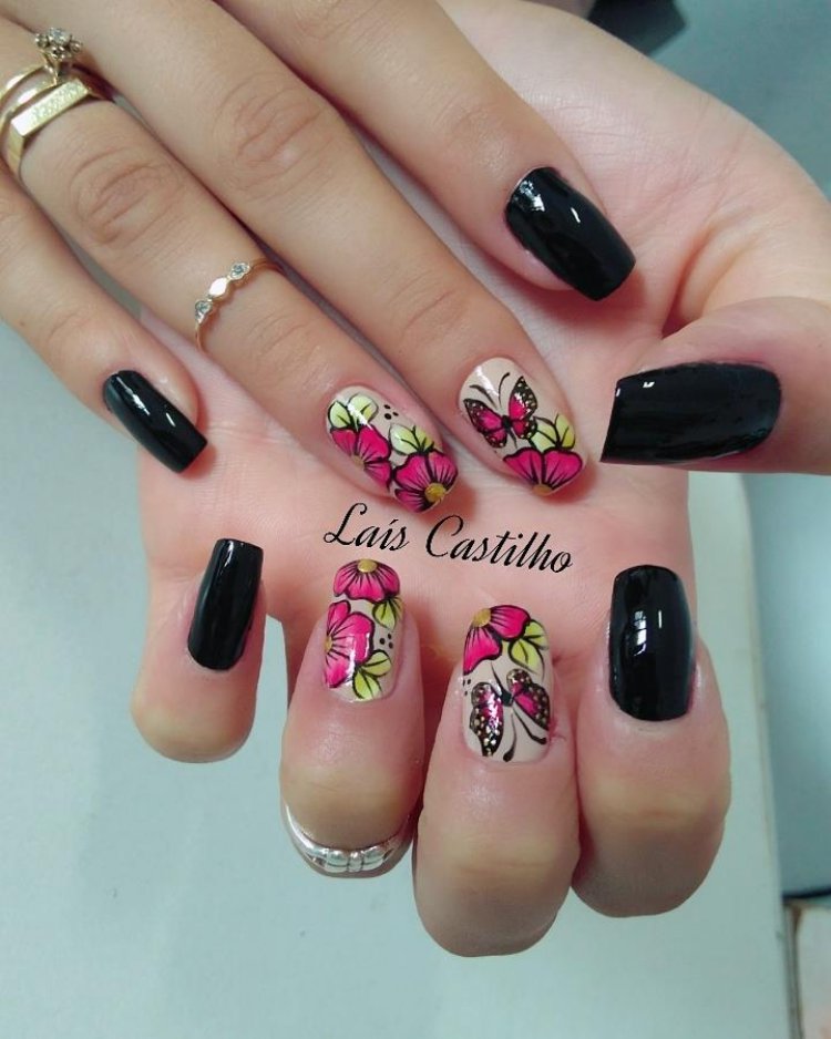 Unhas decoradas com flores e borboletas