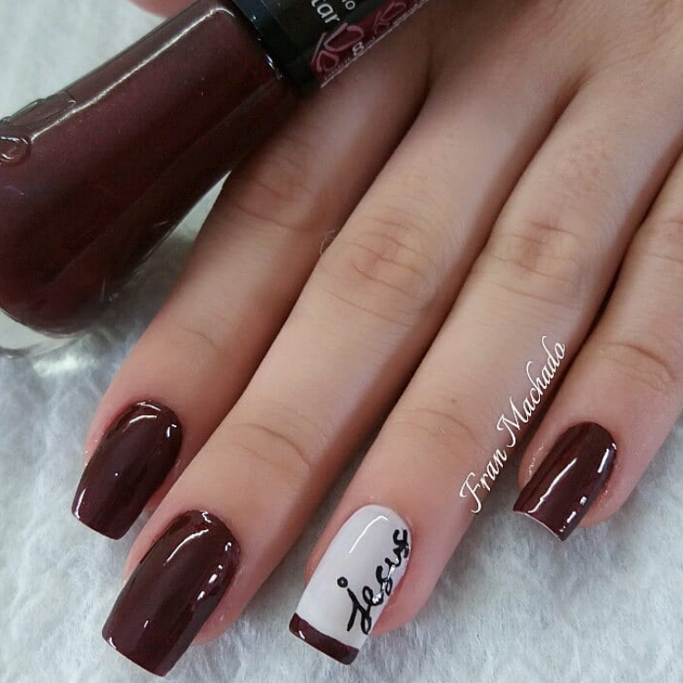 Unhas com Esmalte Vermelho