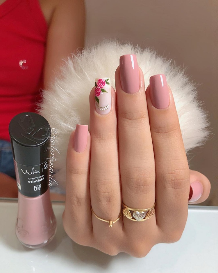 Unhas com Rosas