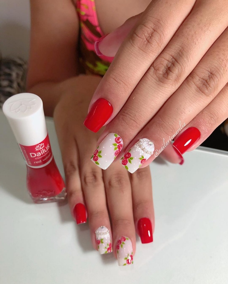 Unhas com Rosas