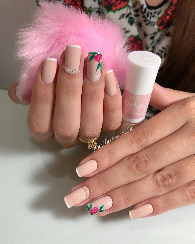 Unhas com Rosas