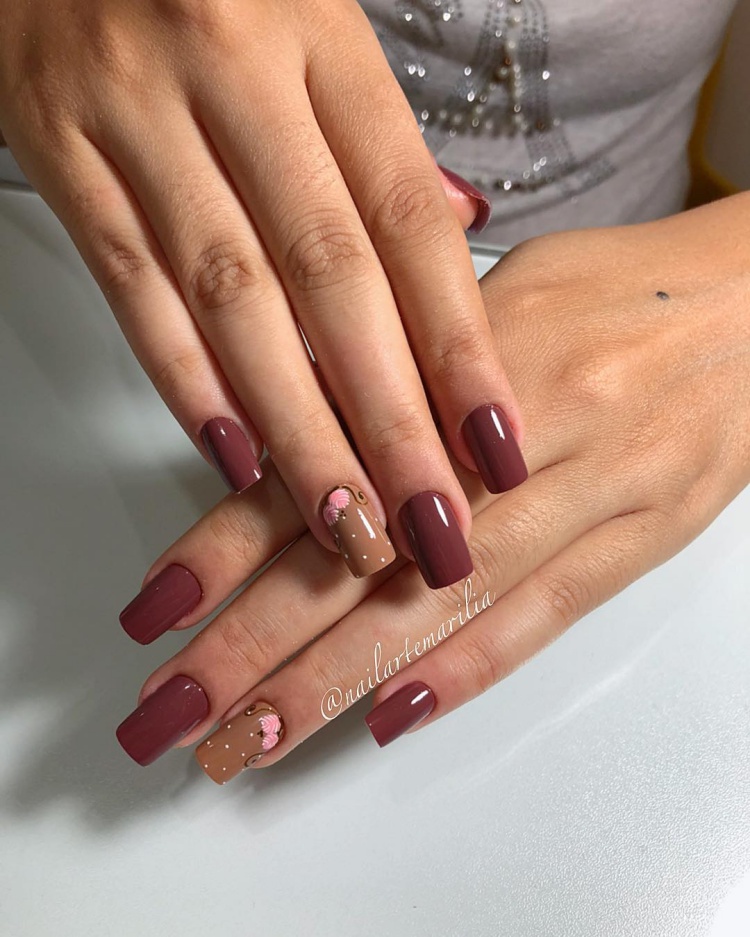 Unhas com rosas desenhadas perfeitas