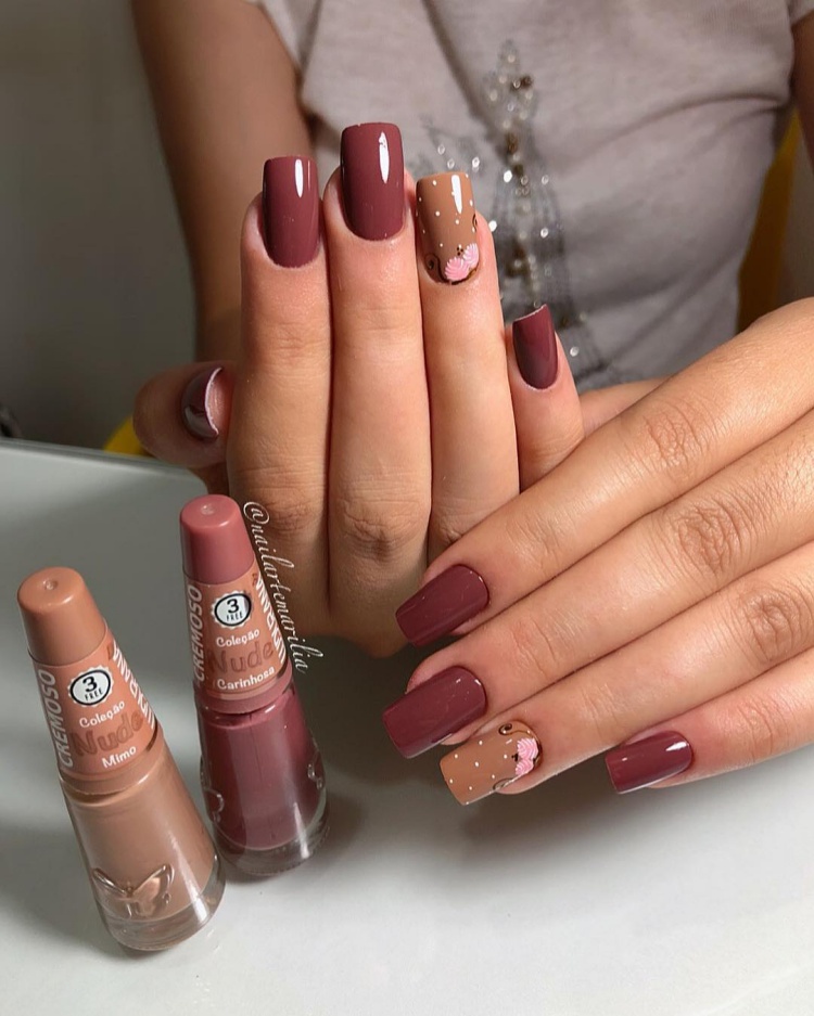 Unhas com rosas desenhadas perfeitas