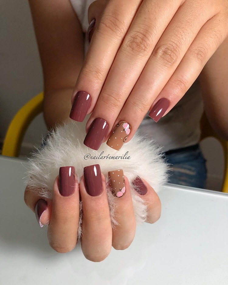 Unhas com rosas desenhadas perfeitas