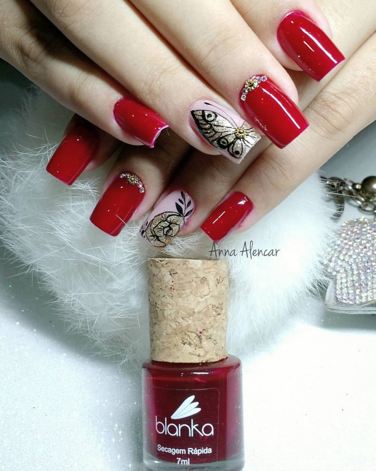 Unhas decoradas com esmalte vermelho, maravilhosas