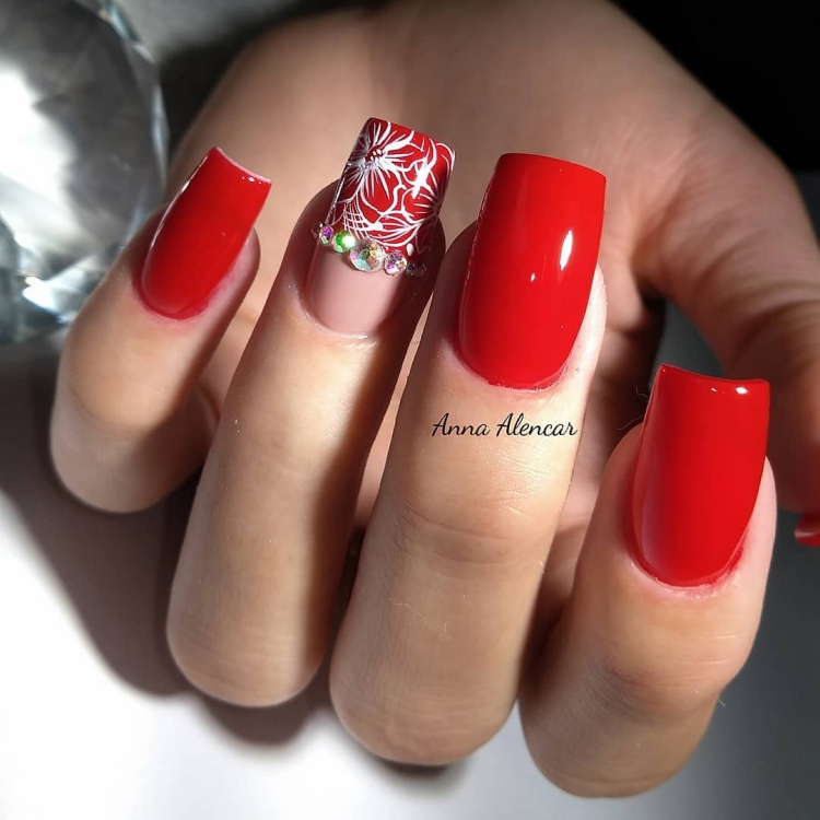 Unhas decoradas com esmalte vermelho, maravilhosas