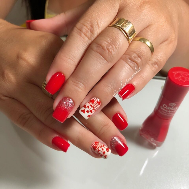 Unhas decoradas com esmalte vermelho, maravilhosas