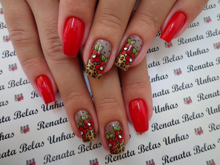 Unhas decoradas com esmalte vermelho, maravilhosas