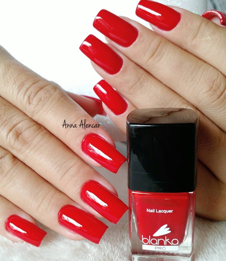 Unhas decoradas com esmalte vermelho, maravilhosas