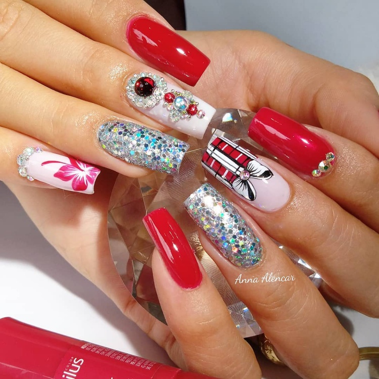 Unhas decoradas com esmalte vermelho, maravilhosas