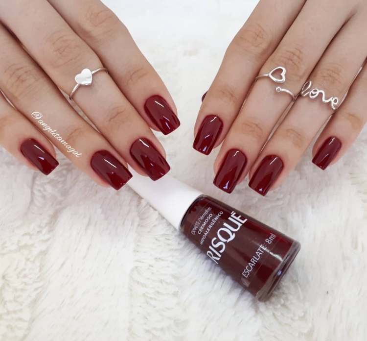 Unhas decoradas com esmalte vermelho, maravilhosas