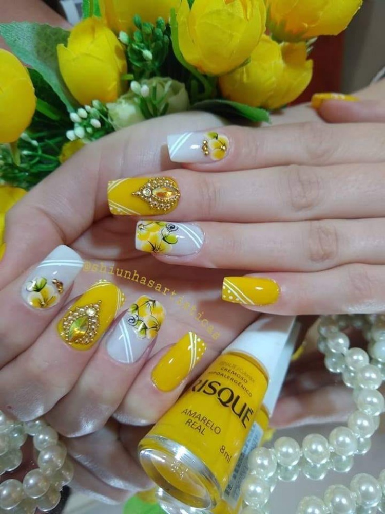 Unhas amarelas decoradas com esmaltes diferentes17