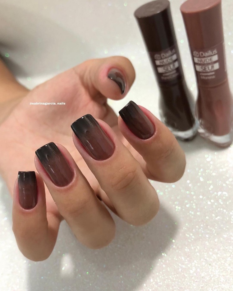 Unhas com esmalte Marron