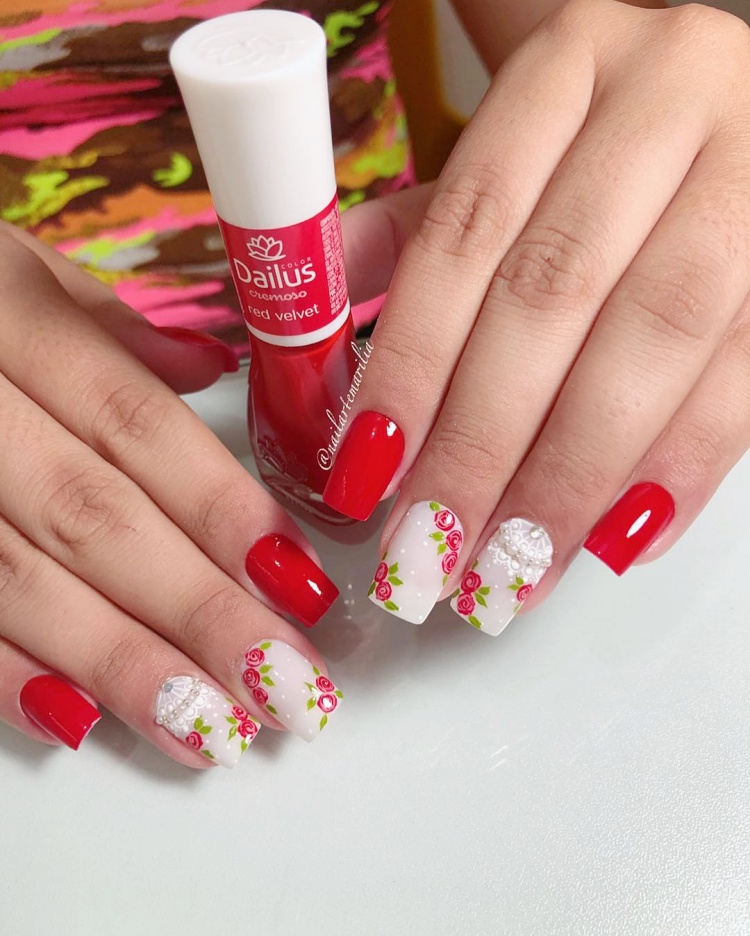 Unhas com esmalte vermelho