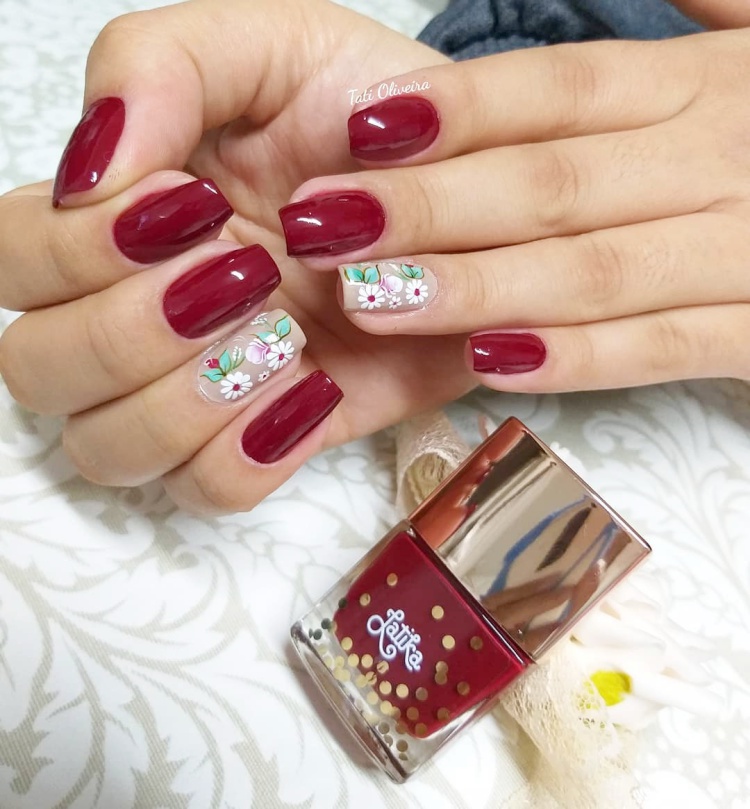 Unhas com esmalte vermelho