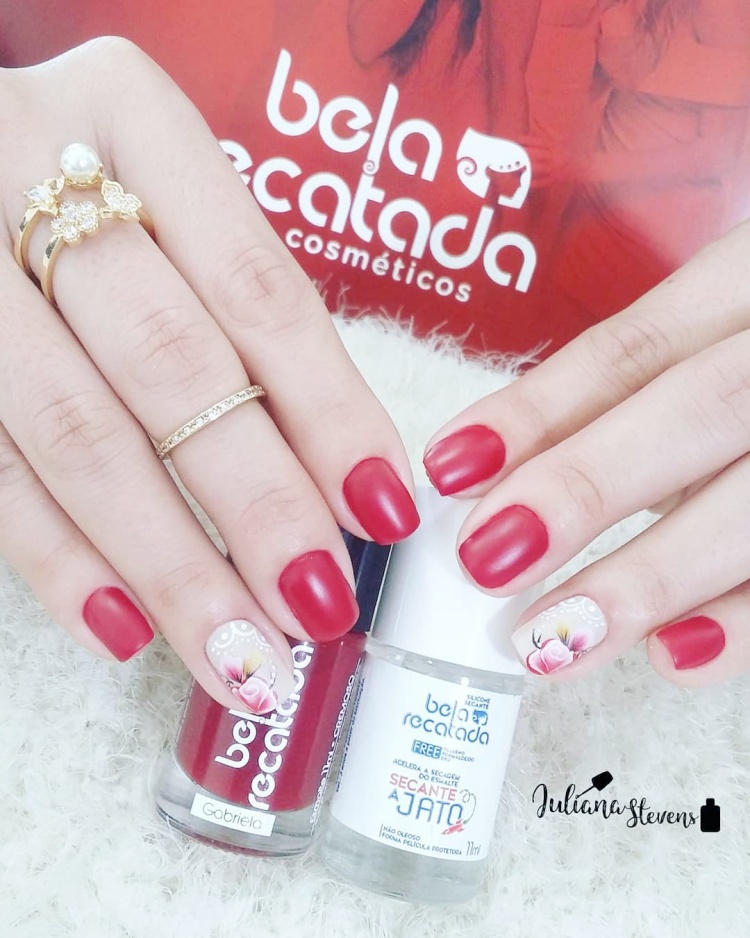 Unhas com esmalte vermelho