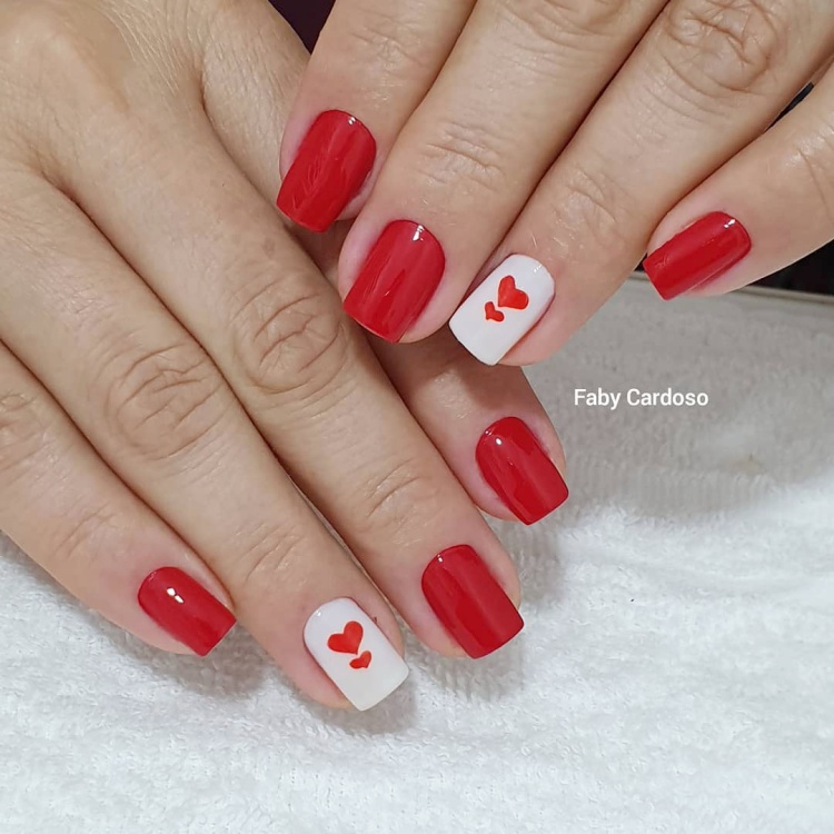 Unhas com esmalte vermelho