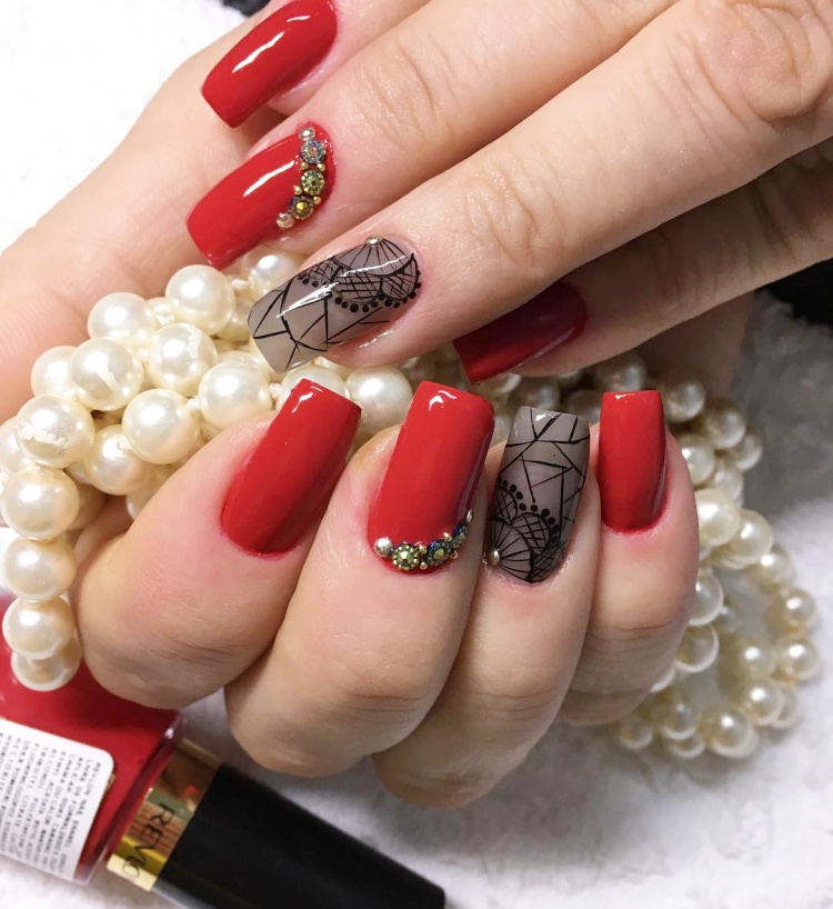 Unhas com esmalte vermelho