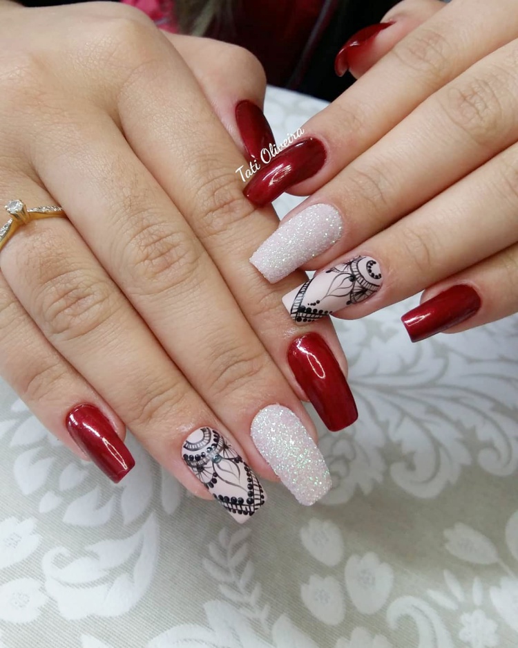 Unhas com esmalte vermelho