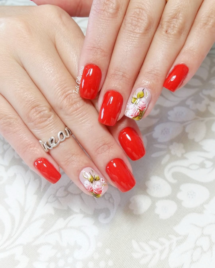 Unhas com esmalte vermelho