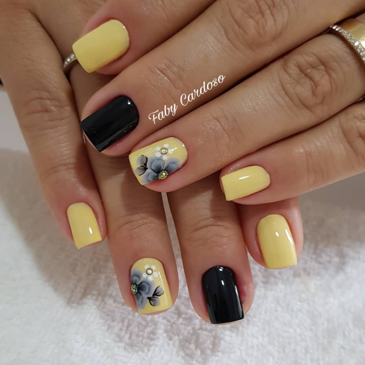 Unhas com esmalte amarelo