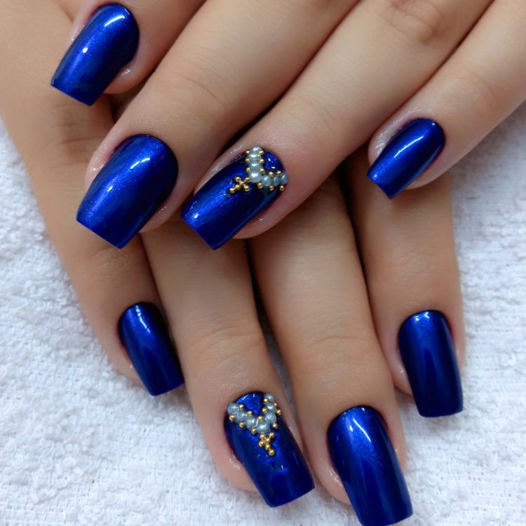 Unhas decoradas com esmalte azul