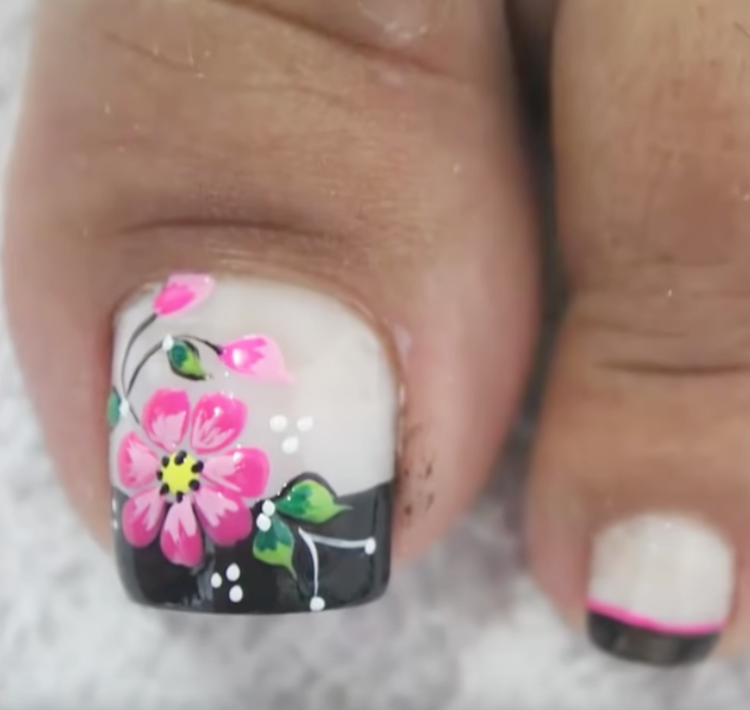 Featured image of post Unhas Do P Decoradas Com Flores Pretas Adoro o preto na base de flores bem coloridas e claro quem use a t cnica da esponja para conseguir o efeito multicolor da unha do dedo anelar onde vai desenhar