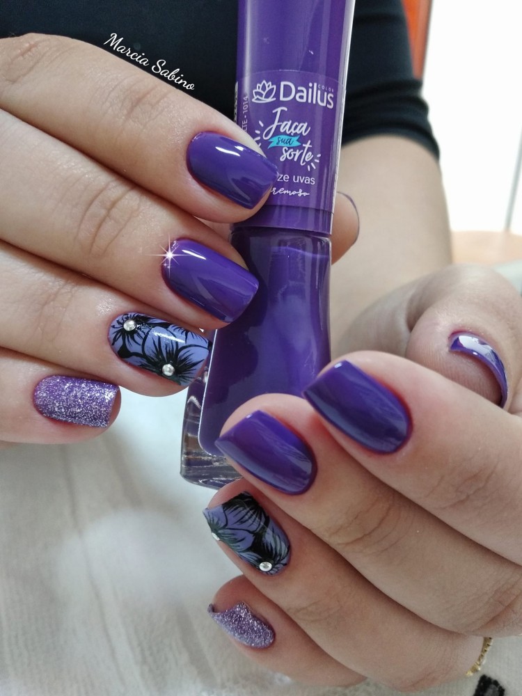 Unhas decoradas com desenhos de flor