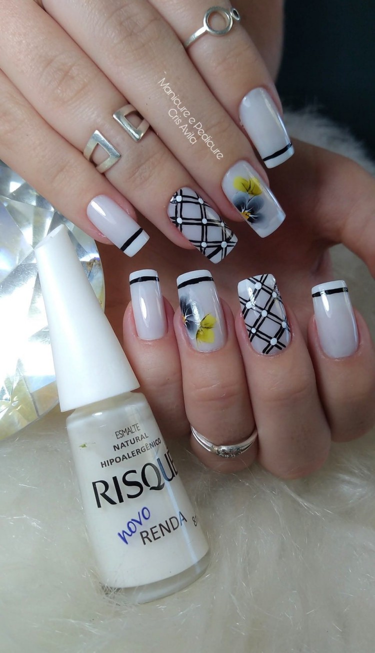 Unhas decoradas com desenhos de flor