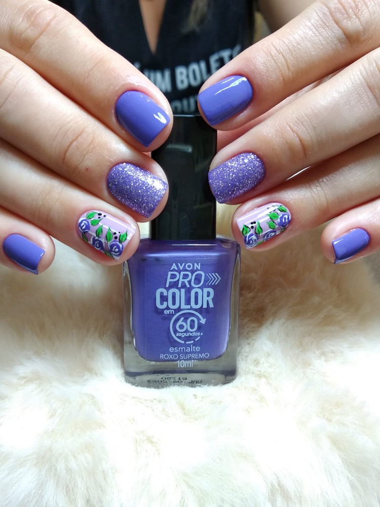 Unhas decoradas com desenhos de flor