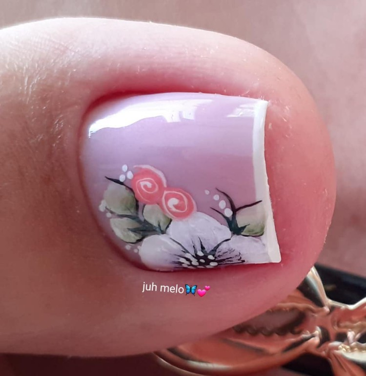 Unhas decoradas com desenhos de flor