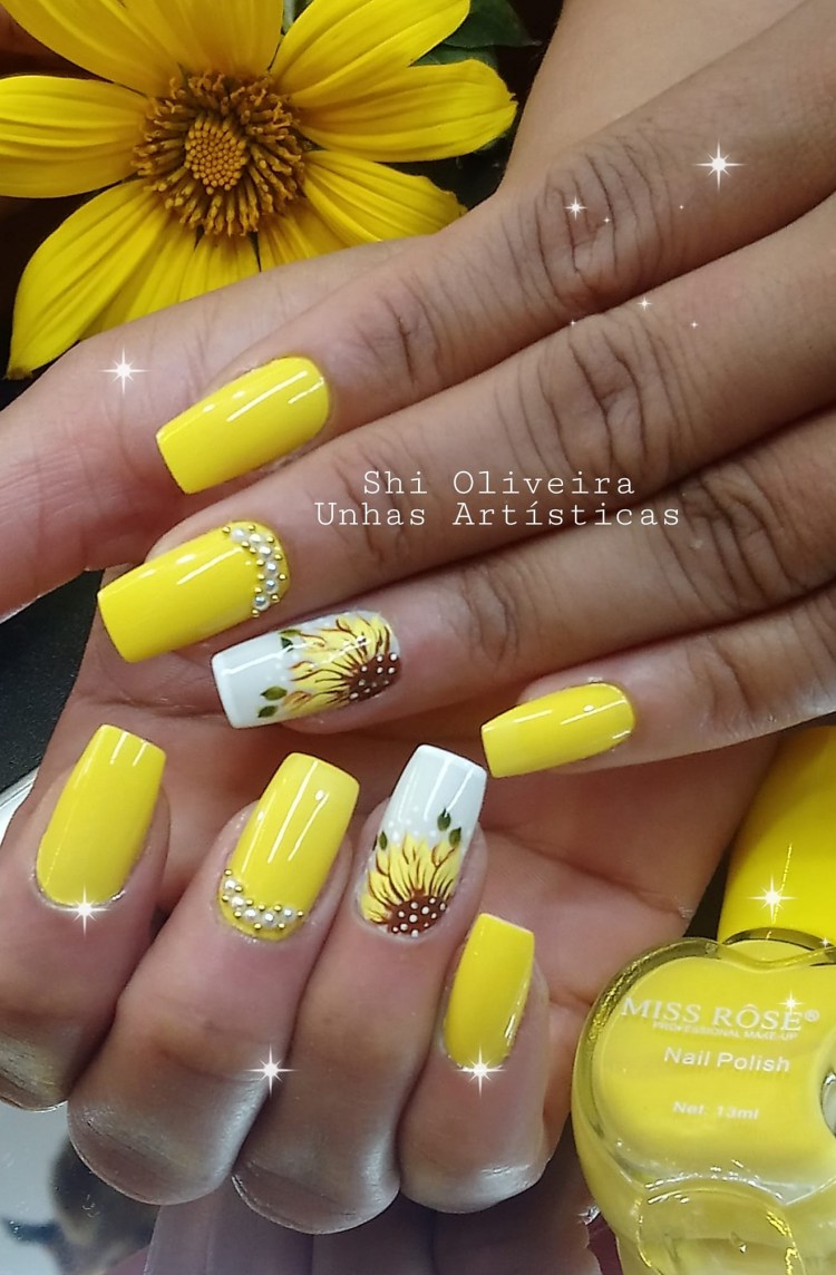 Unhas lindas esmaltadas de amarelo