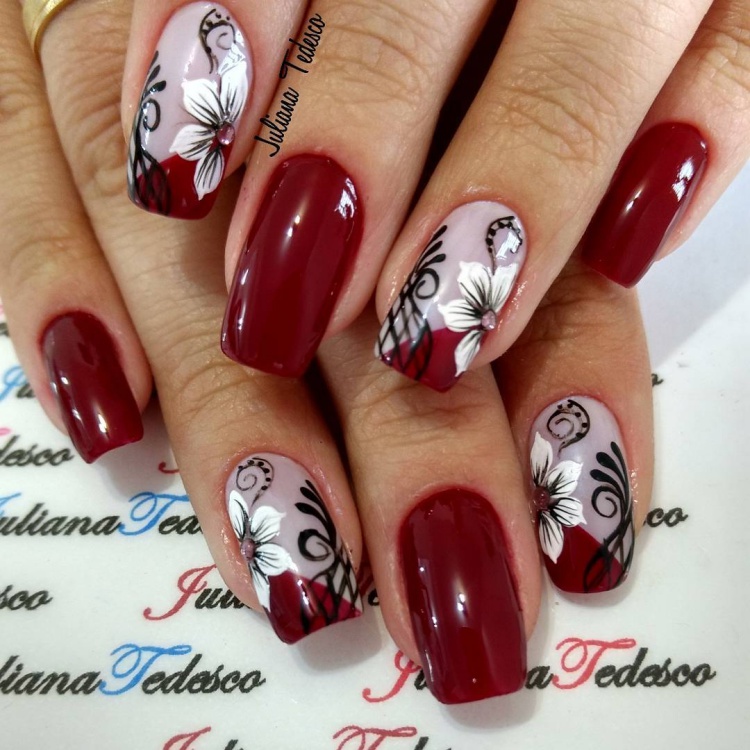 Unhas decoradas com esmalte VERMELHO