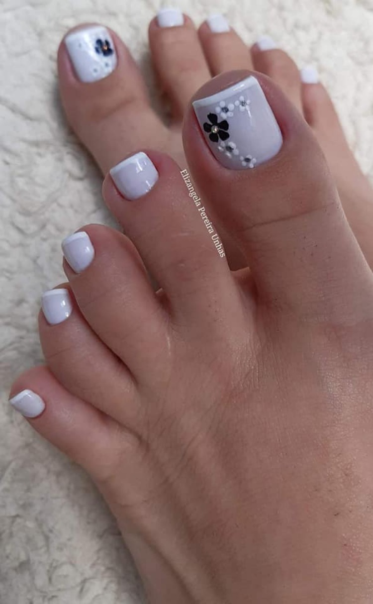 Unhas francesinhas dos pes