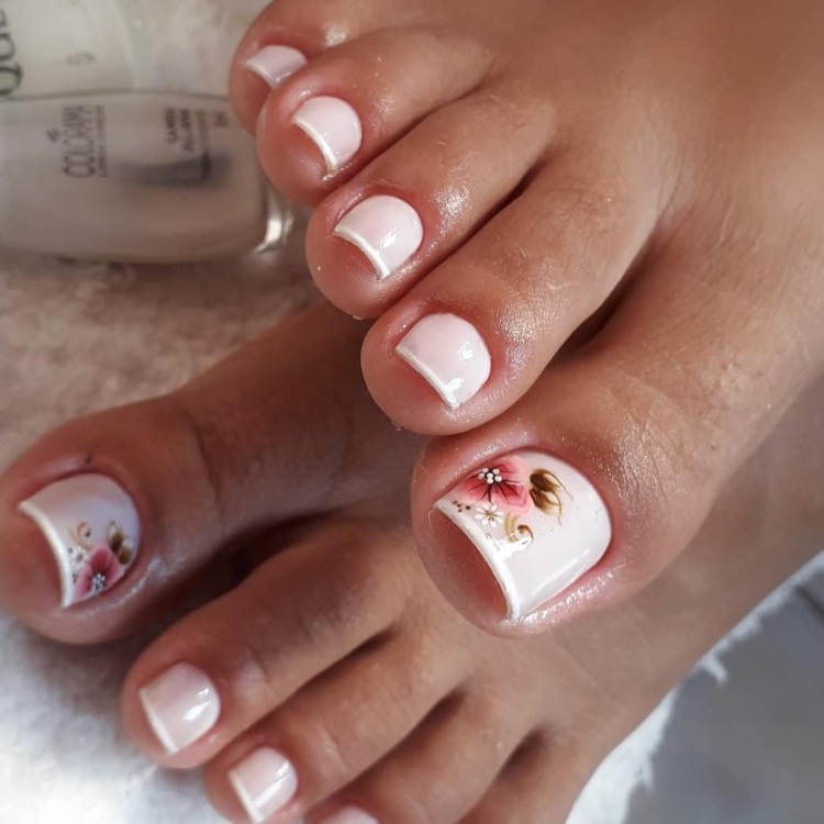 Unhas francesinhas dos pes