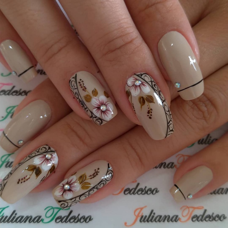 unhas das mãos com esmaltes claros