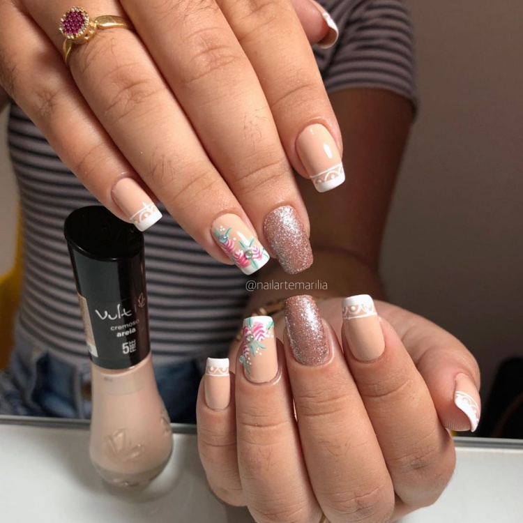 unhas das mãos com esmaltes claros