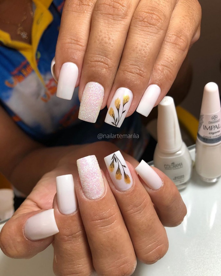 unhas das mãos com esmaltes claros