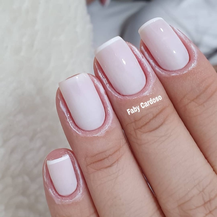 unhas das mãos com esmaltes claros