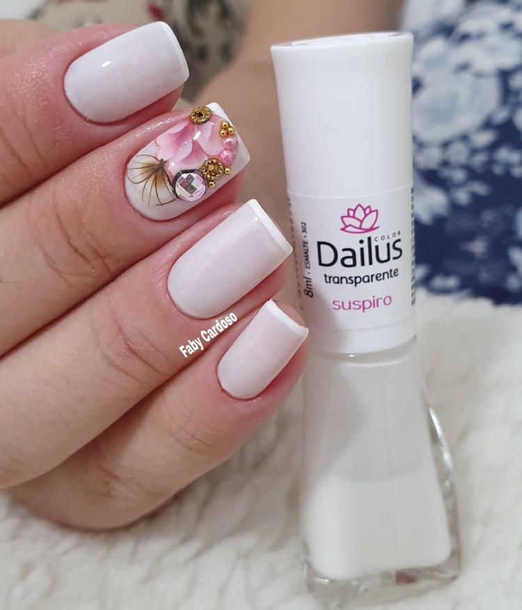 unhas das mãos com esmaltes claros