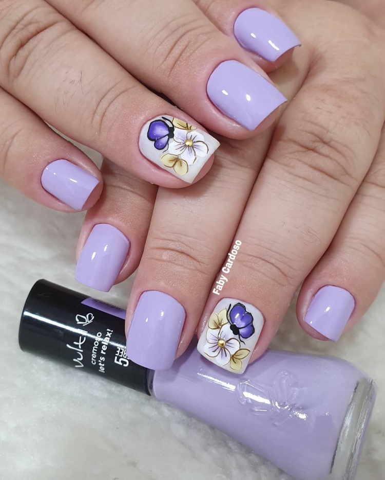 unhas das mãos com esmaltes claros