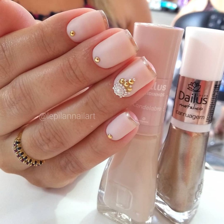 unhas das mãos com esmaltes claros