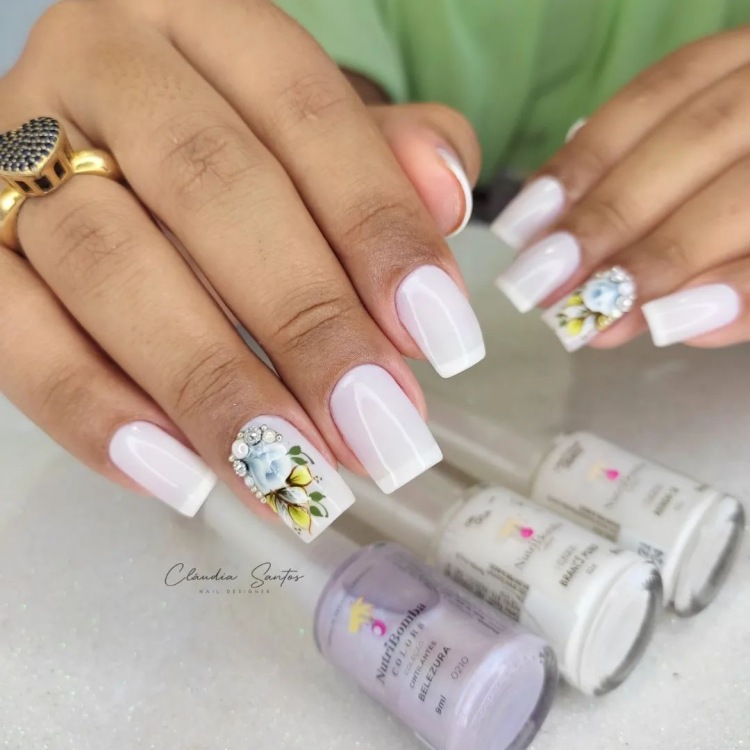 Unhas com adesivos