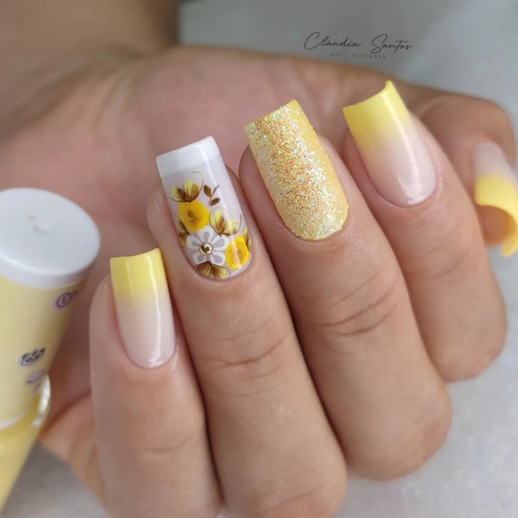 Unhas com adesivos