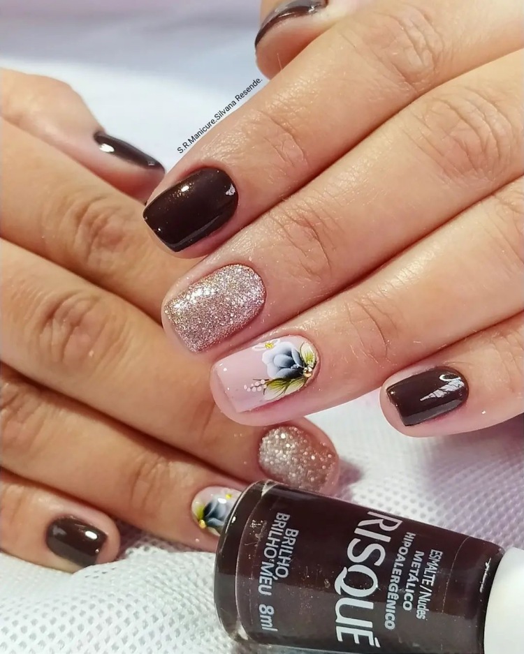 Unhas com adesivos