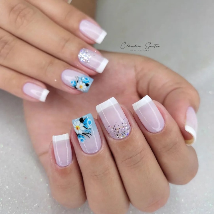 Unhas com adesivos