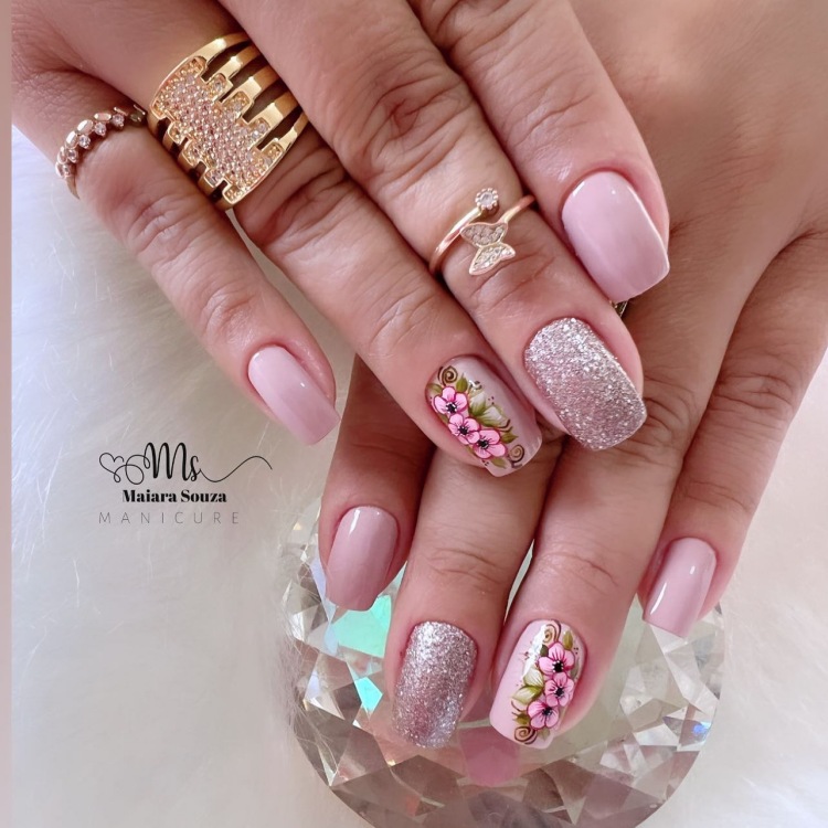 Unhas com adesivos