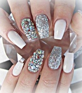 Unhas decoradas com strass