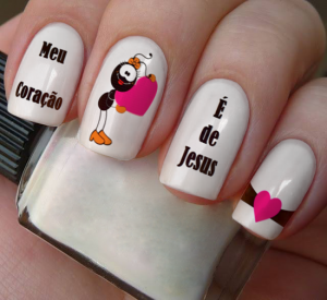 Smilinguida desenhada nas unhas