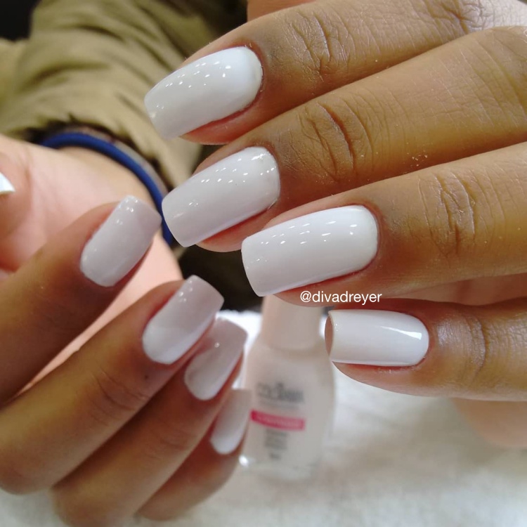 22 Unhas pintadas de branco com combinações de esmaltes